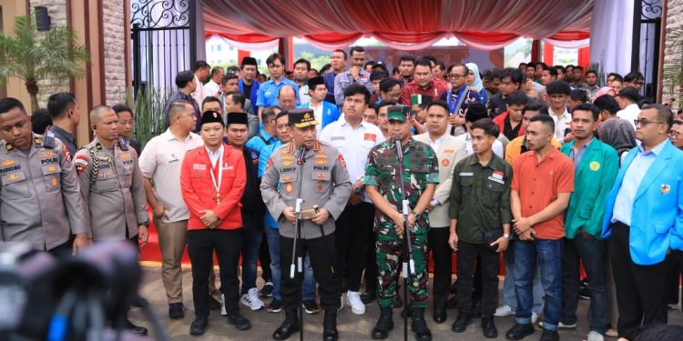 Kapolri dan Panglima TNI Bagikan 161.411 Paket Bansos Jelang Ramadan