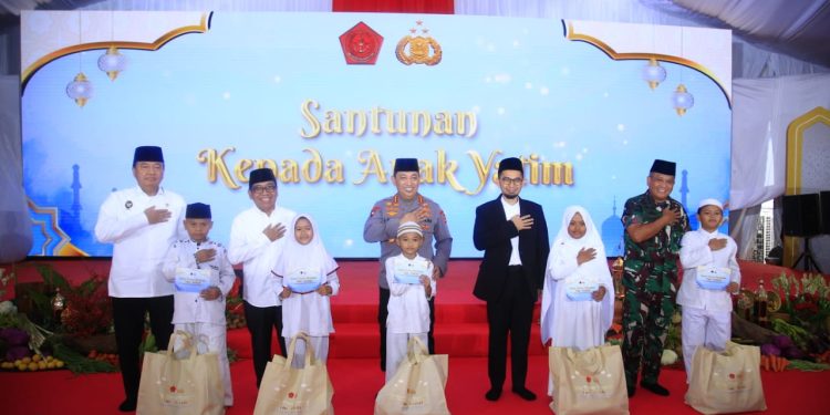 Kapolri Pimpin Buka Puasa Bersama dengan Jajaran Kementerian dan TNI di Lapangan Bhayangkara Mabes Polri