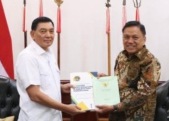 Olly Dondokambey menyerahkan sertifikat sertifikat untuk pembangunan SMA Taruna Nusantara