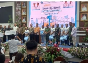 MayDay Jadi Hari Kolaborasi Walikota Manado dan Kapolda Sulut Berikan 2.000 Paket Beras untuk Buruh