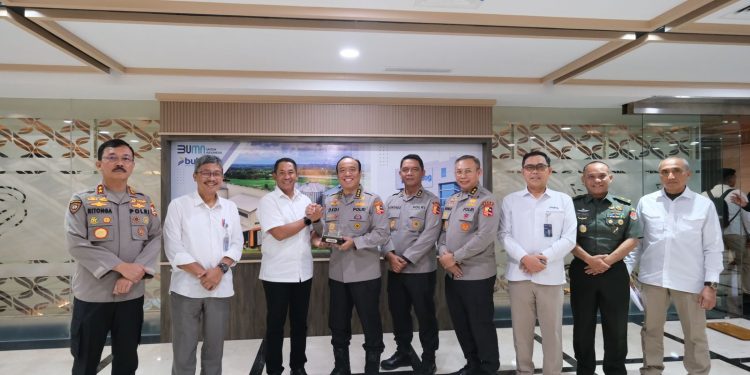 BULOG DAN POLRI SINERGI DUKUNG KETAHANAN PANGAN DAN KESEJAHTERAAN PETANI JAGUNG