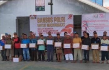 Polres bitung bagikan 300 bantuan bansos untuk masyarakat
