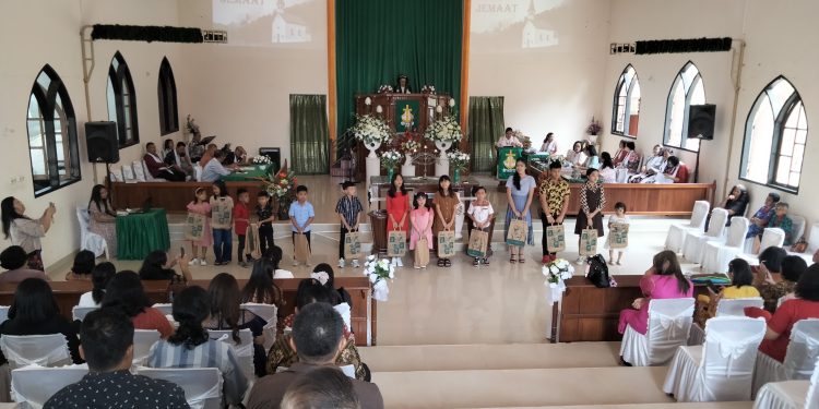 GMIM Efata Bagikan Bingkisan Pendidikan, Wujud Kepedulian pada Generasi Penerus