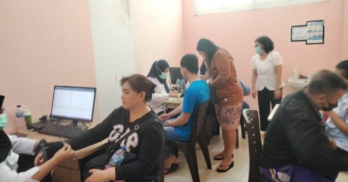 Antrean Pemeriksaan Kesehatan Calon Kepala Lingkungan Memadati Puskesmas Paniki Mapanget