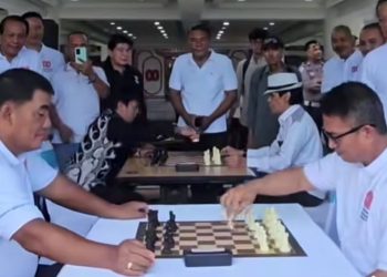 Gubernur Sulawesi Utara dan Pj Sekda Tampil Kompak di Meja Catur, Semarakkan HUT ke-80 RI