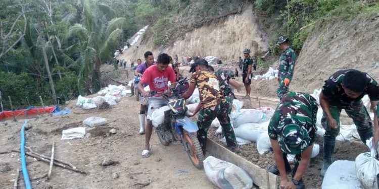 Tukang Ojek Lokal Jadi Pahlawan Transportasi di Lokasi TMMD ke-125 Kodim 1304/Gorontalo