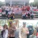 FMPS Kobarkan Semangat Kemerdekaan Lewat Aksi Bagi-Bagi Bendera di depan kantor gubernur