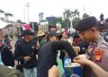 Aksi Simpatik, Polisi Bagikan Air Mineral dan Roti kepada Buruh di Depan DPR/MPR