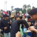 Aksi Simpatik, Polisi Bagikan Air Mineral dan Roti kepada Buruh di Depan DPR/MPR
