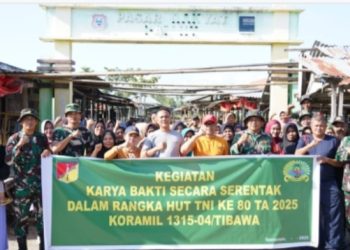 Babinsa Serda Ipon Towapa Pimpin Karya Bakti Bersama Masyarakat di Pasar Rakyat Desa Datahu