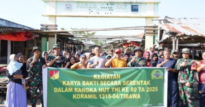 Babinsa Serda Ipon Towapa Pimpin Karya Bakti Bersama Masyarakat di Pasar Rakyat Desa Datahu
