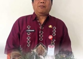 Kepala DLH Manado Minta Maaf, Pengangkutan Sampah Terganggu Akibat TPA Sumompo Ditutup  Manado, Sulut – Dinas Lingkungan Hidup (DLH) Kota Manado menyampaikan permohonan maaf kepada masyarakat karena pelayanan pengangkutan sampah belum berjalan normal dalam beberapa hari terakhir. Kondisi ini terjadi akibat akses masuk dan keluar menuju Tempat Pembuangan Akhir (TPA) Sumompo yang ditutup oleh sekelompok oknum.  Kepala DLH Kota Manado, Drs. Pontowuisang Kakauhe, menjelaskan bahwa pihaknya sudah berupaya semaksimal mungkin agar layanan pengangkutan sampah tetap berjalan. Namun, penutupan akses TPA menyebabkan truk sampah tidak bisa melakukan pembuangan akhir sehingga terjadi penumpukan di sejumlah titik.  “Selama kurang lebih tiga hari, Pemerintah Kota Manado melalui berbagai pihak telah melakukan pendekatan persuasif kepada kelompok yang menutup akses. Namun hingga saat ini, pintu masuk menuju TPA Sumompo masih belum dapat dibuka,” ujar Kakauhe, Kamis (25/9/2025).  Ia mengakui, kondisi ini sangat berdampak pada masyarakat Kota Manado, khususnya dalam hal kebersihan lingkungan. DLH pun meminta maaf atas ketidaknyamanan yang terjadi, sekaligus memohon pengertian masyarakat dalam menghadapi masa transisi ini.  Menurut Kakauhe, Pemkot Manado tetap berkomitmen mencari jalan keluar terbaik tanpa menimbulkan gejolak baru. Ia menegaskan, langkah persuasif terus ditempuh agar masalah bisa diselesaikan secara damai tanpa harus merugikan masyarakat luas.  Kepala DLH juga mengimbau masyarakat untuk sementara waktu lebih bijak dalam mengelola sampah rumah tangga. Ia menyarankan agar sampah dipilah sesuai jenis, sehingga dapat mengurangi penumpukan dan mempermudah proses pengangkutan ketika akses ke TPA sudah normal kembali.  “Harapan kami, situasi ini bisa segera kembali normal sehingga pelayanan pengangkutan sampah dapat berjalan sebagaimana mestinya. Kami mohon kesabaran dan pengertian masyarakat Manado dalam kondisi sulit ini,” tambah Kakauhe.  Pemerintah Kota Manado berharap seluruh pihak dapat bekerja sama mendukung penyelesaian persoalan ini. Dengan terciptanya solusi bersama, diharapkan pelayanan kebersihan kota segera pulih sehingga wajah Manado tetap bersih, sehat, dan nyaman bagi seluruh warga.