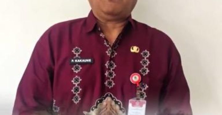 Kepala DLH Manado Minta Maaf, Pengangkutan Sampah Terganggu Akibat TPA Sumompo Ditutup  Manado, Sulut – Dinas Lingkungan Hidup (DLH) Kota Manado menyampaikan permohonan maaf kepada masyarakat karena pelayanan pengangkutan sampah belum berjalan normal dalam beberapa hari terakhir. Kondisi ini terjadi akibat akses masuk dan keluar menuju Tempat Pembuangan Akhir (TPA) Sumompo yang ditutup oleh sekelompok oknum.  Kepala DLH Kota Manado, Drs. Pontowuisang Kakauhe, menjelaskan bahwa pihaknya sudah berupaya semaksimal mungkin agar layanan pengangkutan sampah tetap berjalan. Namun, penutupan akses TPA menyebabkan truk sampah tidak bisa melakukan pembuangan akhir sehingga terjadi penumpukan di sejumlah titik.  “Selama kurang lebih tiga hari, Pemerintah Kota Manado melalui berbagai pihak telah melakukan pendekatan persuasif kepada kelompok yang menutup akses. Namun hingga saat ini, pintu masuk menuju TPA Sumompo masih belum dapat dibuka,” ujar Kakauhe, Kamis (25/9/2025).  Ia mengakui, kondisi ini sangat berdampak pada masyarakat Kota Manado, khususnya dalam hal kebersihan lingkungan. DLH pun meminta maaf atas ketidaknyamanan yang terjadi, sekaligus memohon pengertian masyarakat dalam menghadapi masa transisi ini.  Menurut Kakauhe, Pemkot Manado tetap berkomitmen mencari jalan keluar terbaik tanpa menimbulkan gejolak baru. Ia menegaskan, langkah persuasif terus ditempuh agar masalah bisa diselesaikan secara damai tanpa harus merugikan masyarakat luas.  Kepala DLH juga mengimbau masyarakat untuk sementara waktu lebih bijak dalam mengelola sampah rumah tangga. Ia menyarankan agar sampah dipilah sesuai jenis, sehingga dapat mengurangi penumpukan dan mempermudah proses pengangkutan ketika akses ke TPA sudah normal kembali.  “Harapan kami, situasi ini bisa segera kembali normal sehingga pelayanan pengangkutan sampah dapat berjalan sebagaimana mestinya. Kami mohon kesabaran dan pengertian masyarakat Manado dalam kondisi sulit ini,” tambah Kakauhe.  Pemerintah Kota Manado berharap seluruh pihak dapat bekerja sama mendukung penyelesaian persoalan ini. Dengan terciptanya solusi bersama, diharapkan pelayanan kebersihan kota segera pulih sehingga wajah Manado tetap bersih, sehat, dan nyaman bagi seluruh warga.