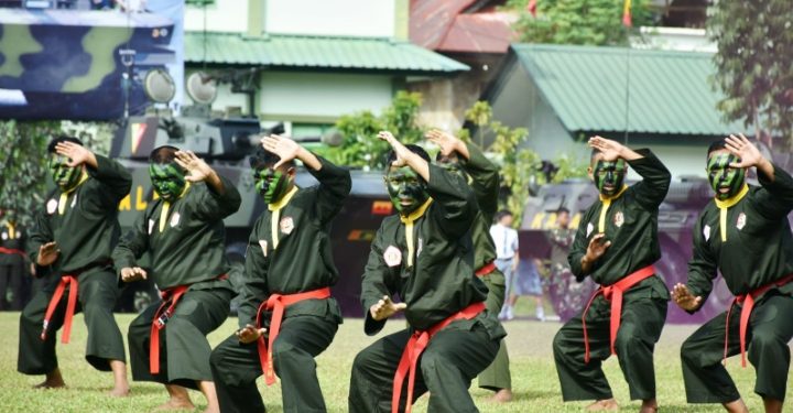 Atraksi Pencak Silat Militer Meriahkan HUT ke-80 TNI di Makodam XIII/Merdeka