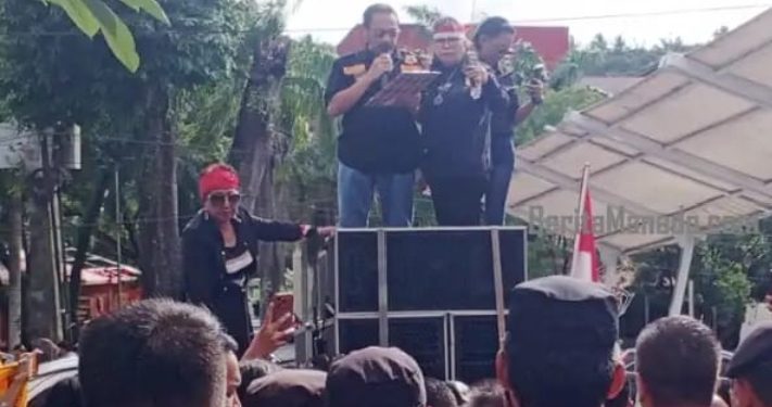Demo Anti Korupsi di DPRD Sulut Memanas, Investigasi di Balik Gerbang Tertutup dan Kritik “Vitamin Demokrasi” ala Rolly Wenas