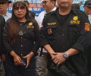 Wisje Maramis ketua FMPS Sulut ucapkan selamat ulang tahun kepada Stevie Sumampouw