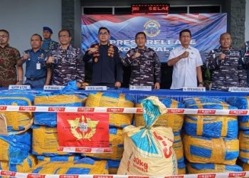 Lantamal VIII Manado, Tangkap Drump Truk Ekspedisi Bermuatan 1450 Kg Sianida Asal Philipina di Pelabuhan ASDP Bitung