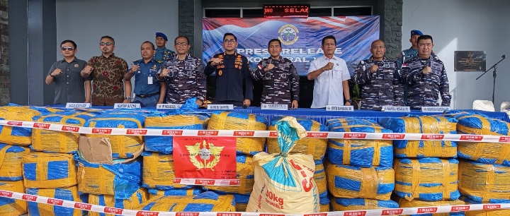 Lantamal VIII Manado, Tangkap Drump Truk Ekspedisi Bermuatan 1450 Kg Sianida Asal Philipina di Pelabuhan ASDP Bitung
