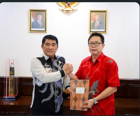Gubernur Sulut Serahkan SK FKDM, kepada Stevie Sumampouw